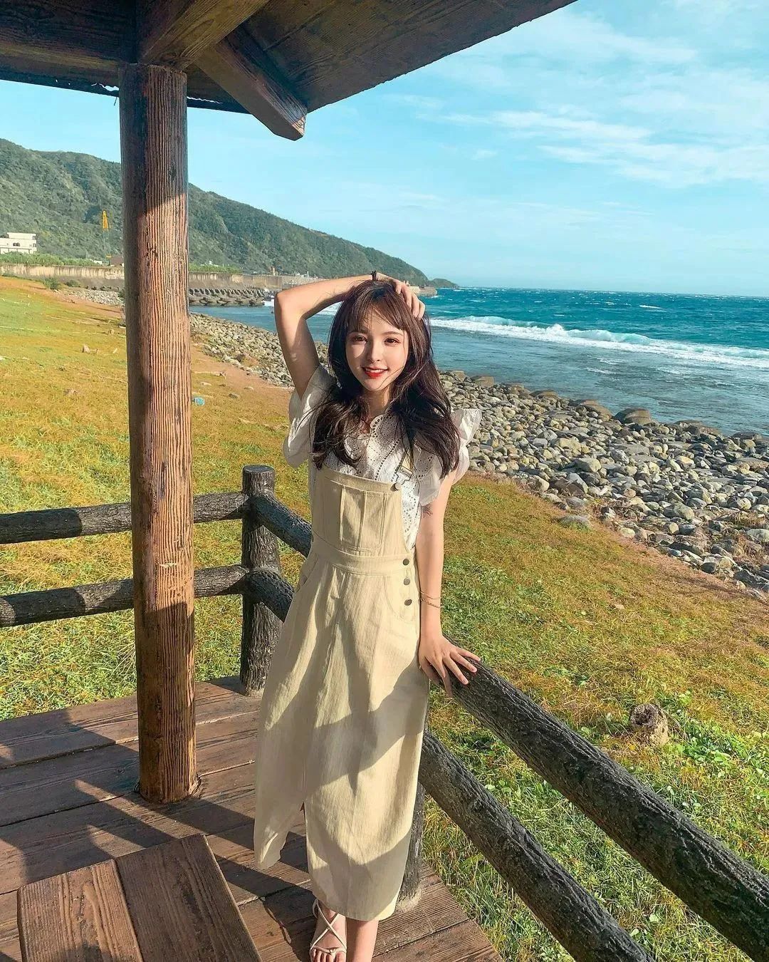 美女壁纸丨李优，长相出众、身材犯规的美女美甲师