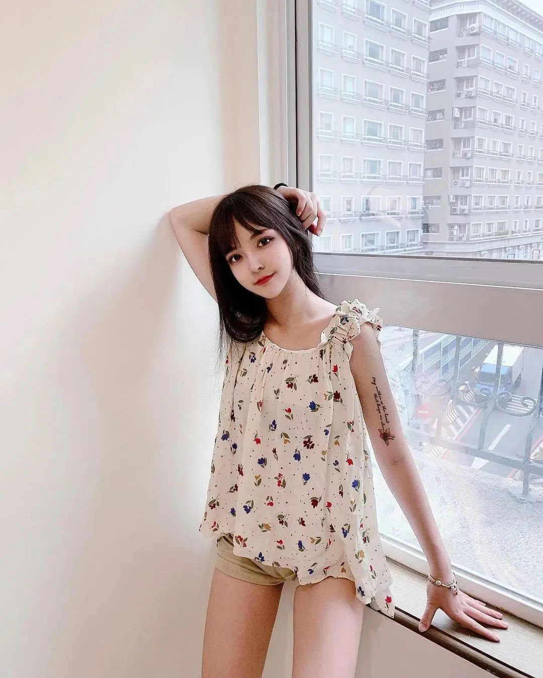 美女壁纸丨李优，长相出众、身材犯规的美女美甲师