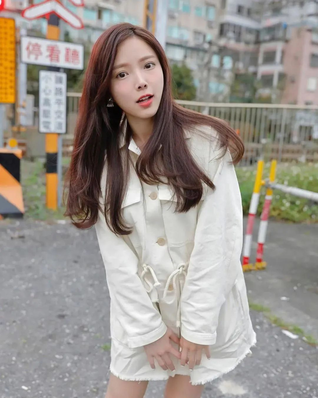 美女壁纸丨蓝星蕾，长相甜美可人的网红美女