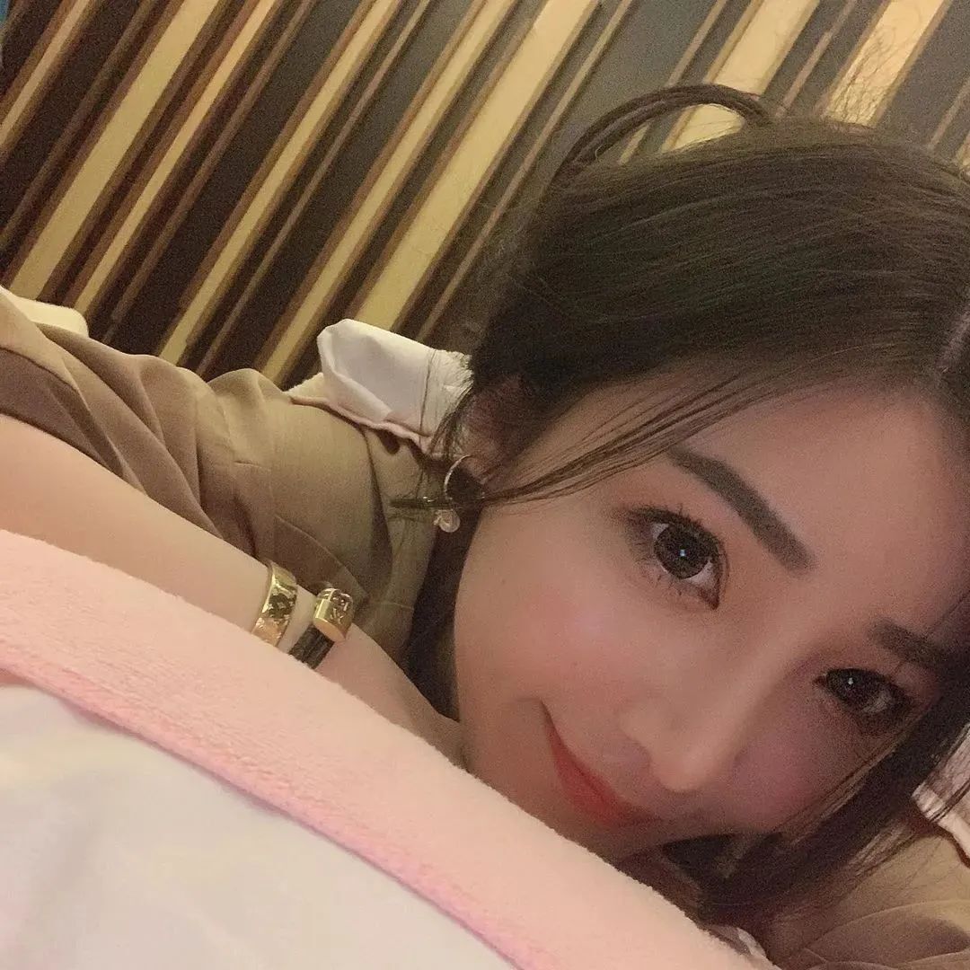 許薇安，甜美迷人的“电眼女神”