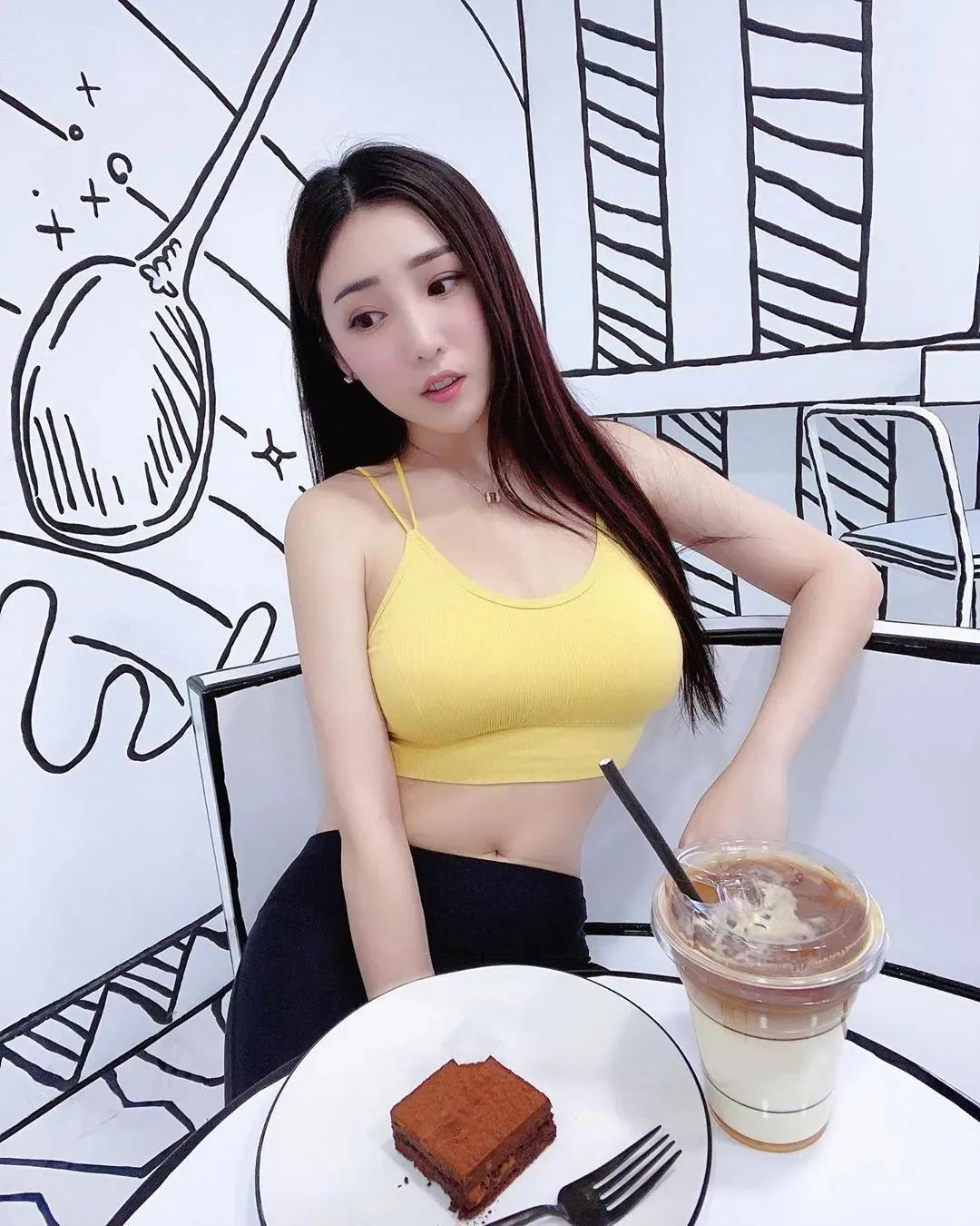 許薇安，甜美迷人的“电眼女神”