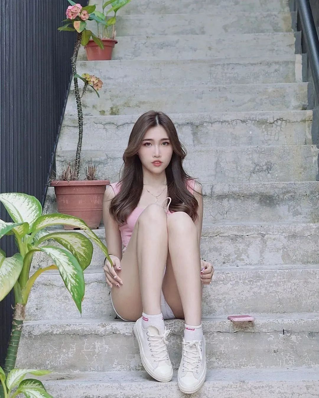 粉朵拉，美艳动人的网红美女