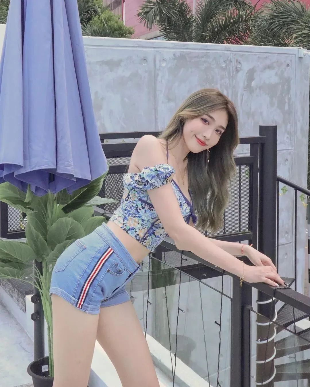 粉朵拉，美艳动人的网红美女