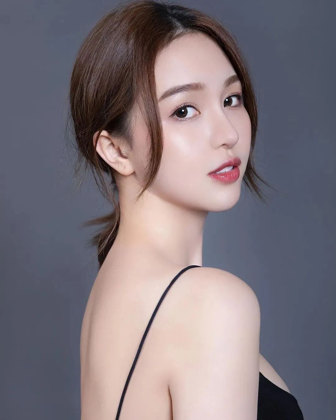 网红辣妈Crissie lee，肤白貌美的气质女神