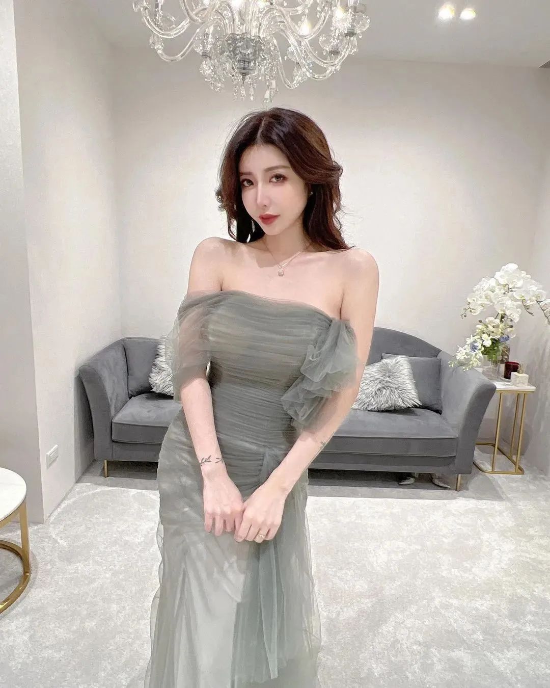 台湾网红禹霏，气质出众的御姐范女神
