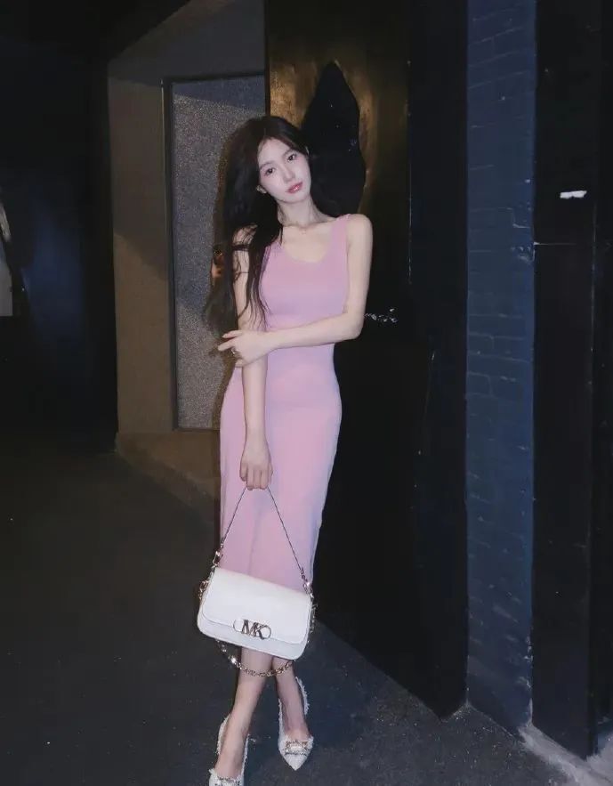 北影校花邓子怡，甜美迷人的00后小美女