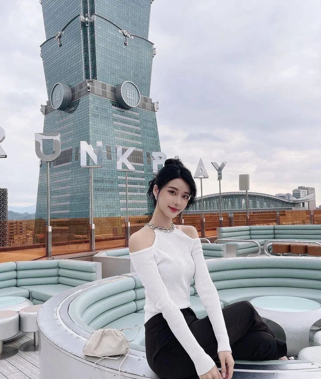 台湾网红杨琪琪，神似洪真英的甜美系女神