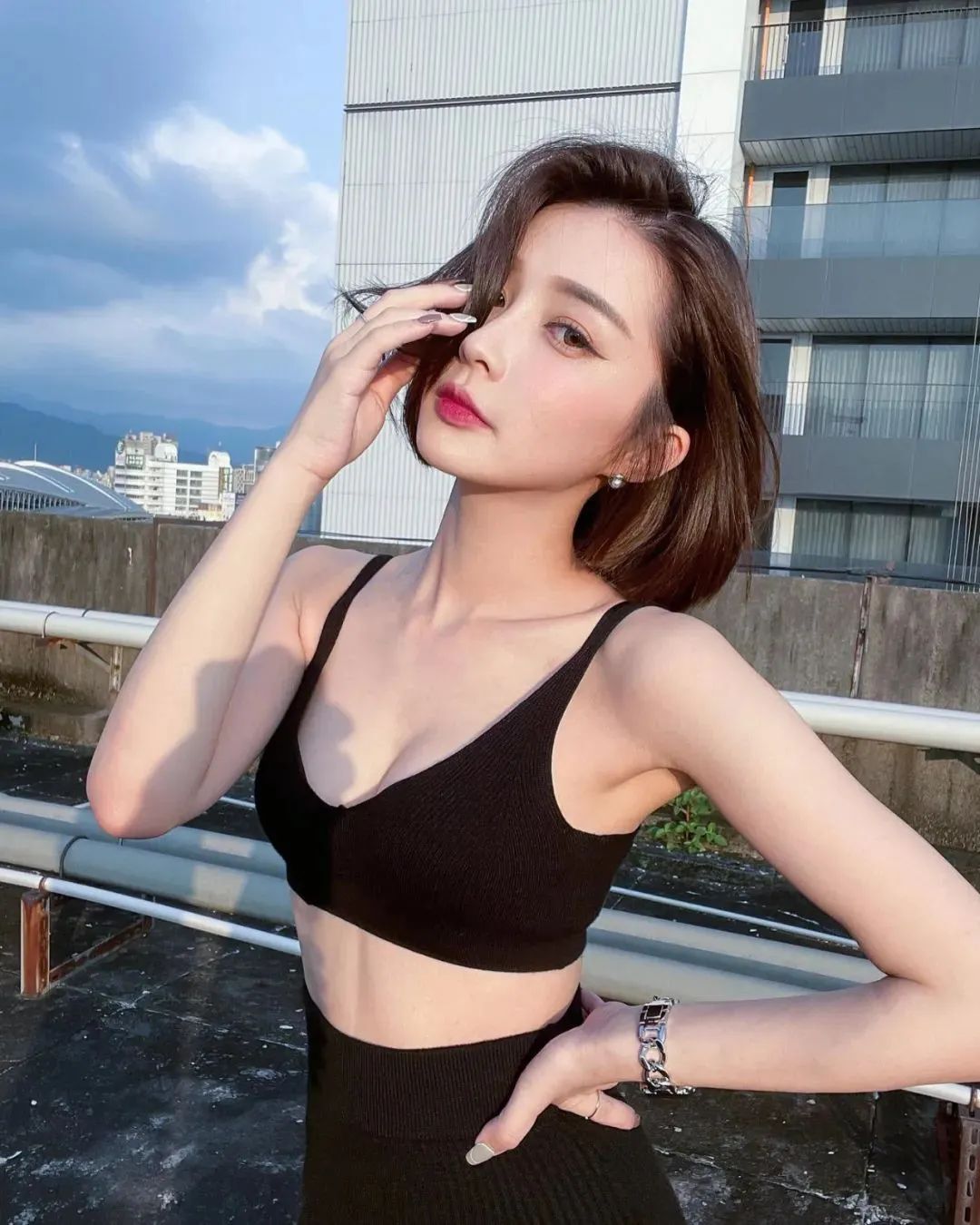 台湾网红简彤羽，才貌双全的美女模特