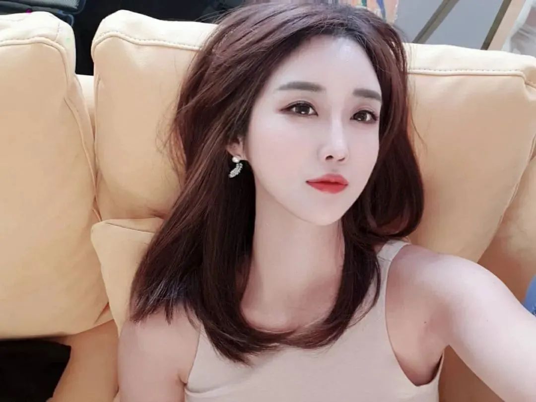 韩国最美车模柳多妍，至今单身未婚的她，32岁仍如少女