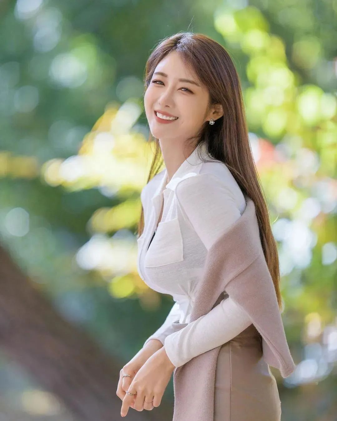韩国最美车模柳多妍，至今单身未婚的她，32岁仍如少女