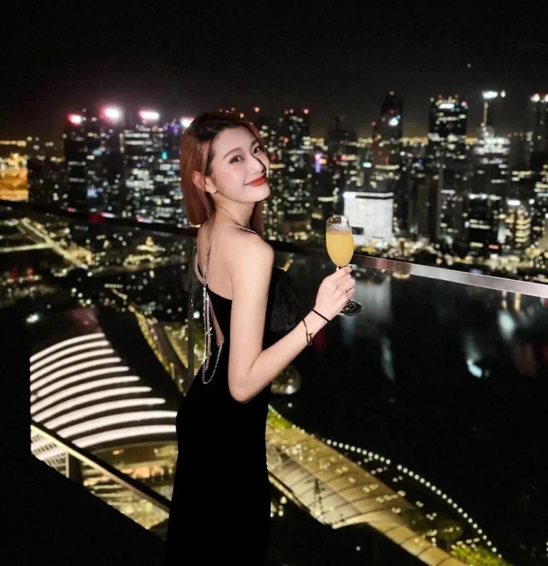 台湾网红郑安文，甜美又性感的气质女神