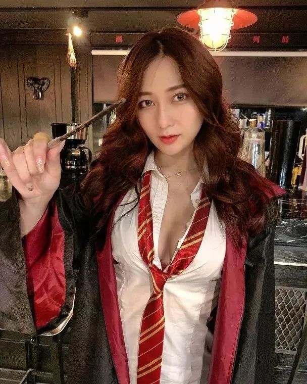 台湾网红徐恩，御姐范十足的气质女神