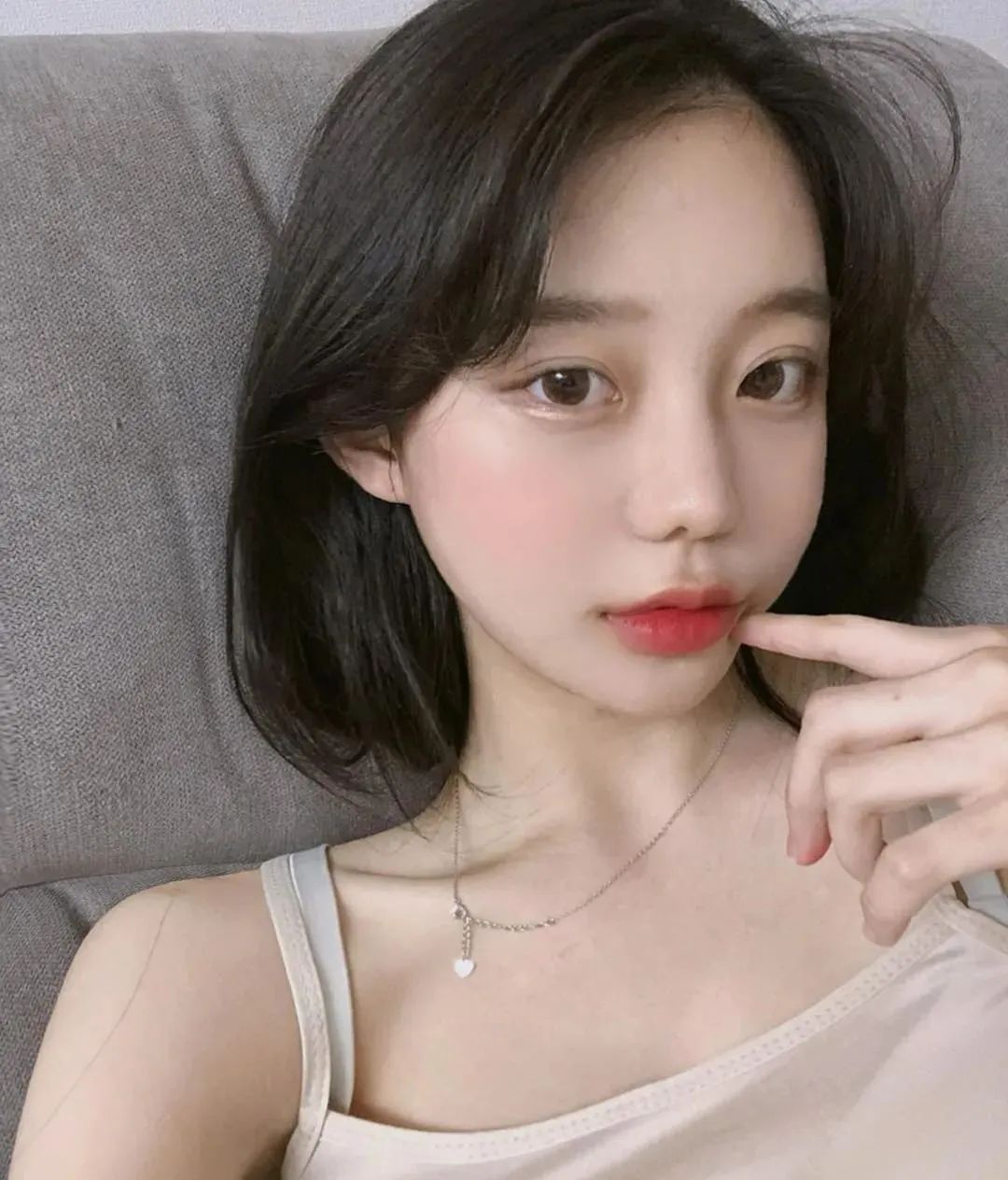 韩国网红允珠，拥有清纯可爱甜美风格的服装品牌老板娘