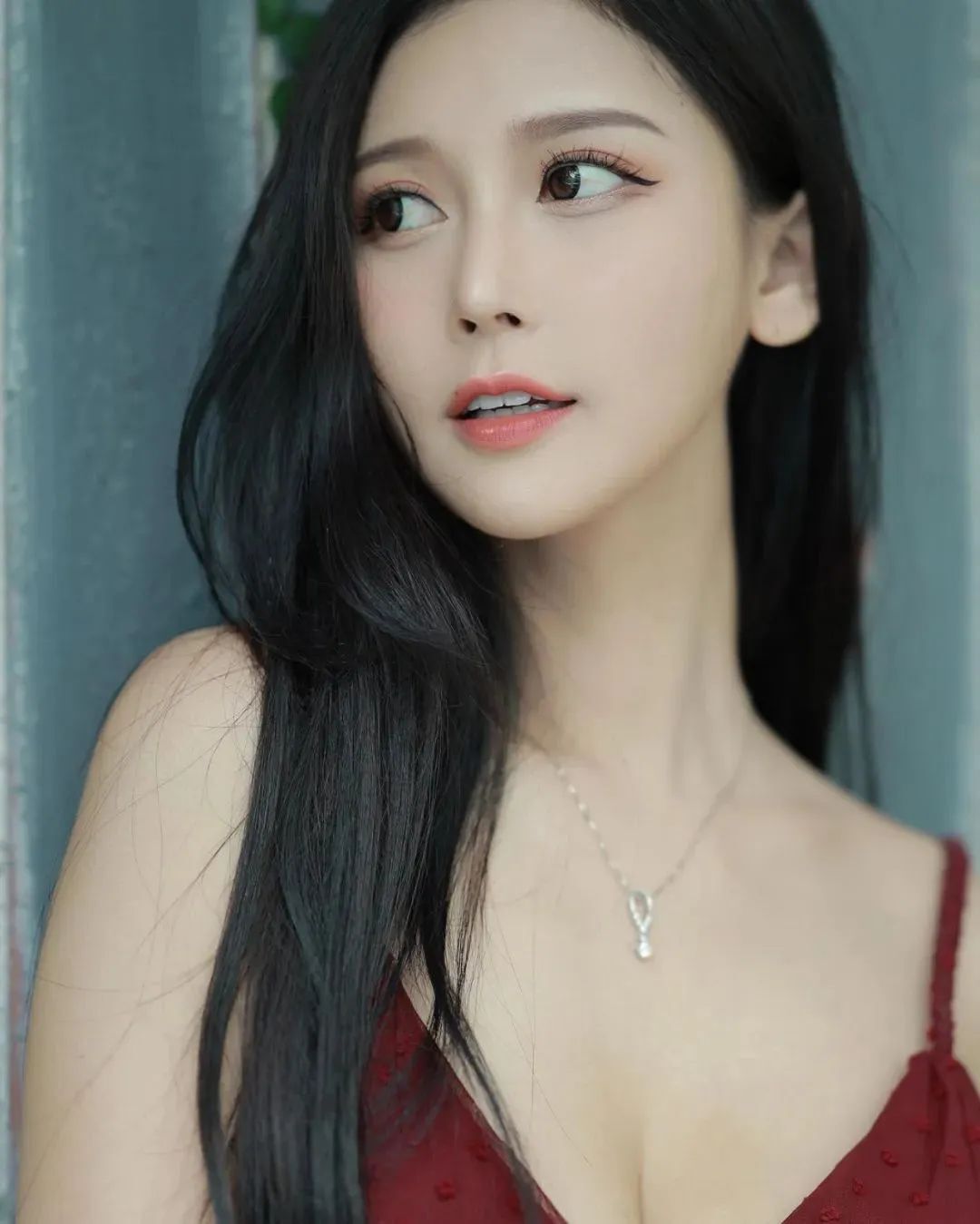 台湾网红许玲玲，甜美又性感的气质女神