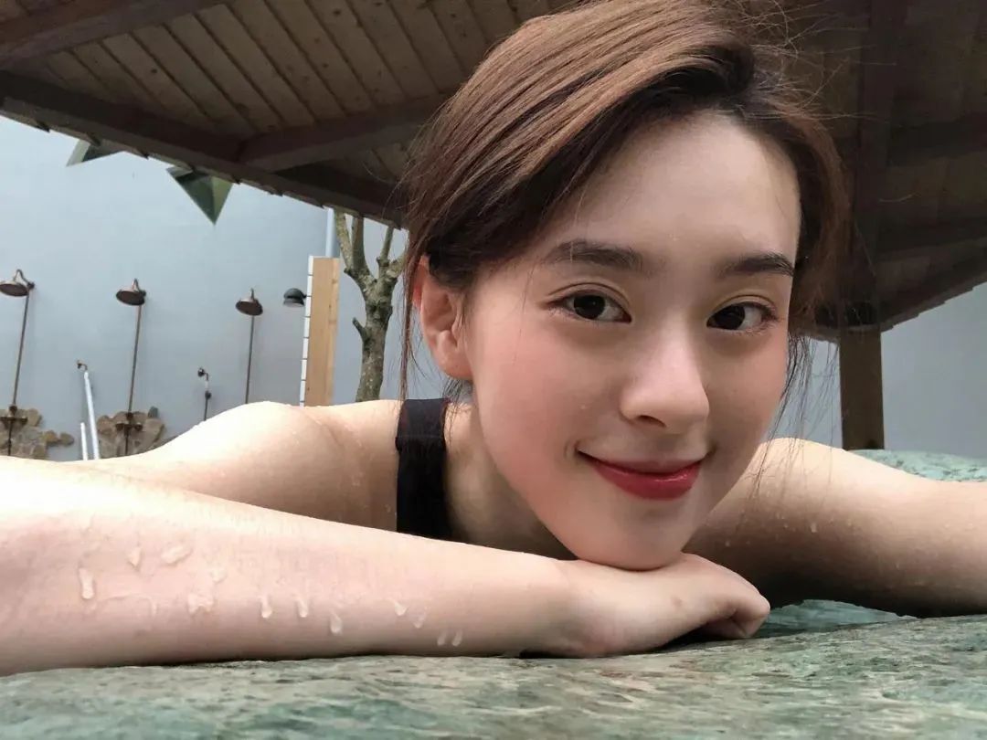 台湾网红邱偲琹，拥有精致氛围感的美少女