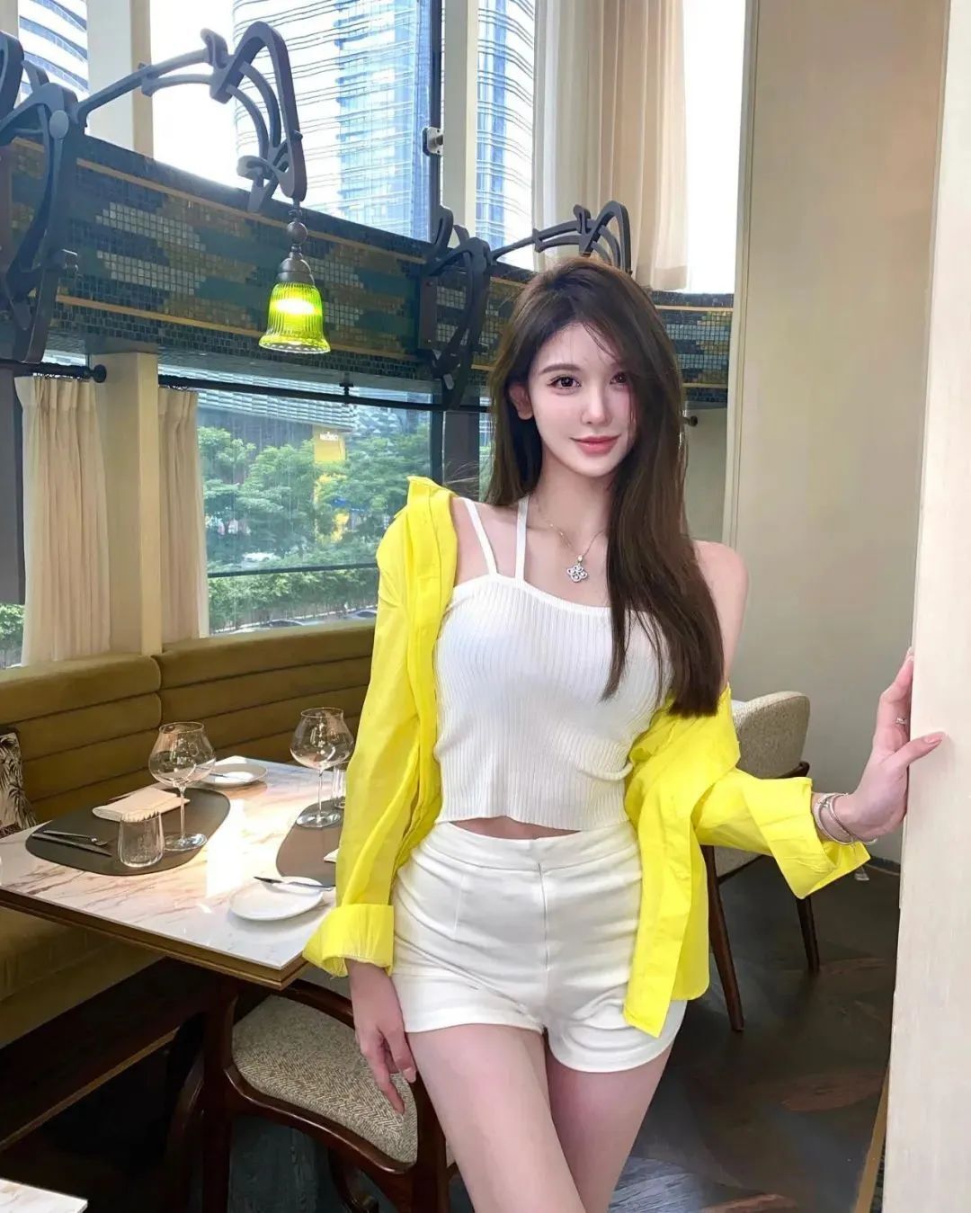 国产网红Jessie，拥有精致氛围感的时尚美女