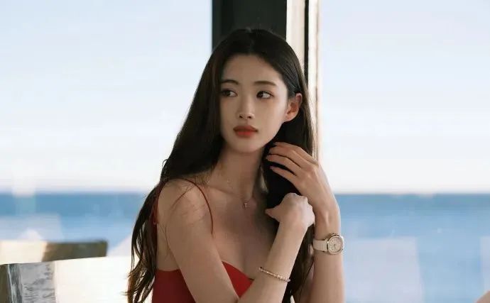 国产网红叶逸，如樱花般绽放美丽的温柔系女神