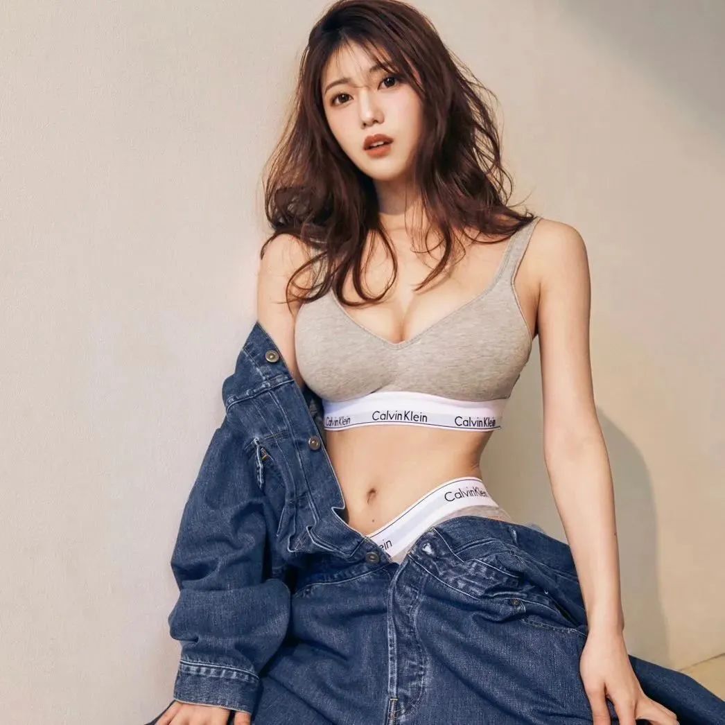 日本网红阿部夏树，拥有顶级梨型身材的绝美模特