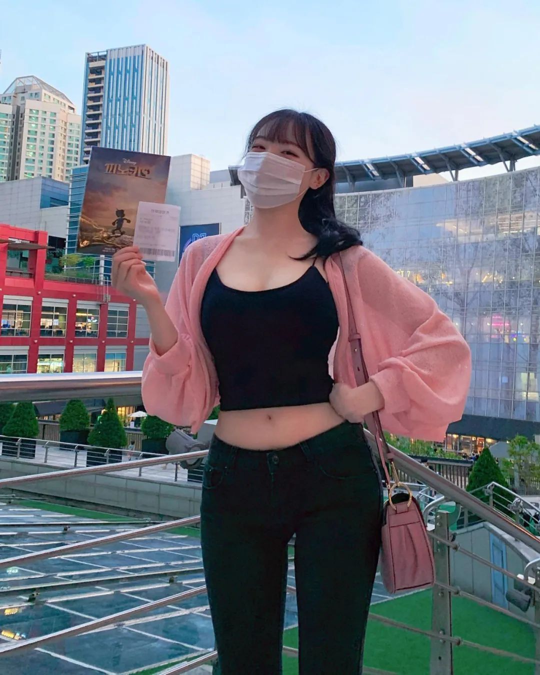 前凸后翘，完全顶不住