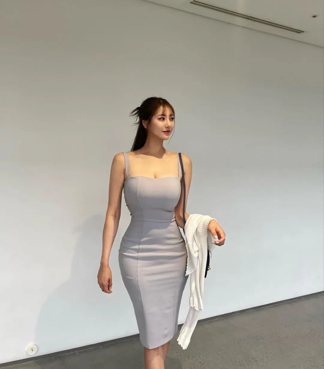 性感成熟御姐，这身材前凸后翘，你们拿捏不了吧！