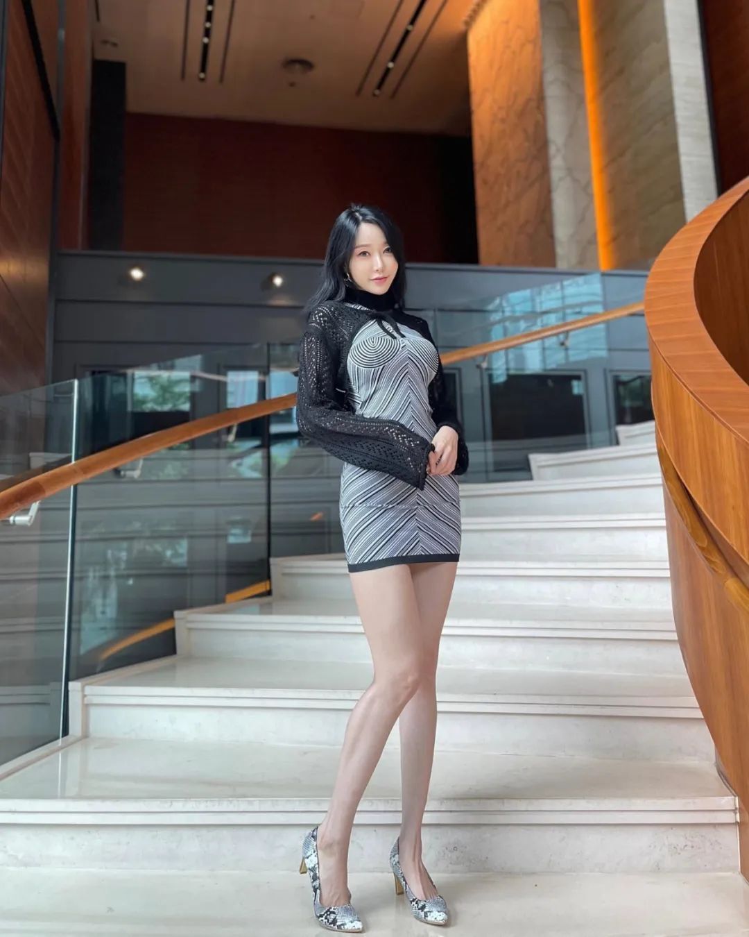 韩国极品车模，这大长腿还这么穿，直呼顶不住！