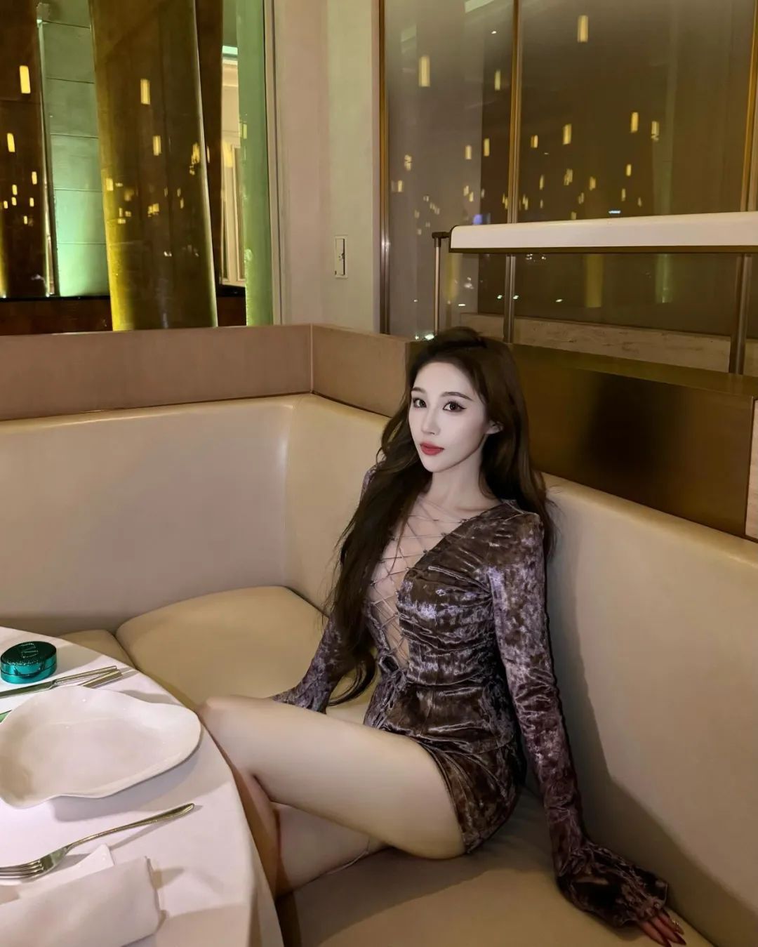 “最美湖人球迷”，颜值和身材都是顶级，这大长腿太顶了！