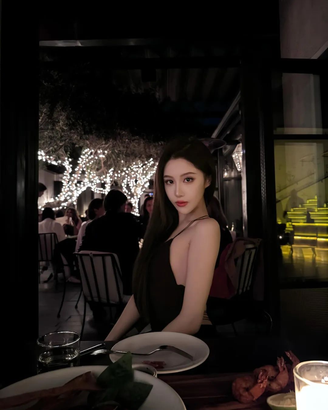 “最美湖人球迷”，颜值和身材都是顶级，这大长腿太顶了！