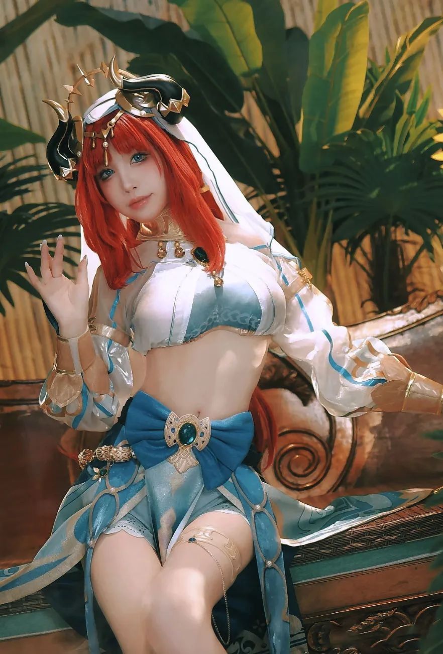 原神cos：白色抹胸装神子太涩了，女仆装优菈，紧身裙雷神身材太顶了！