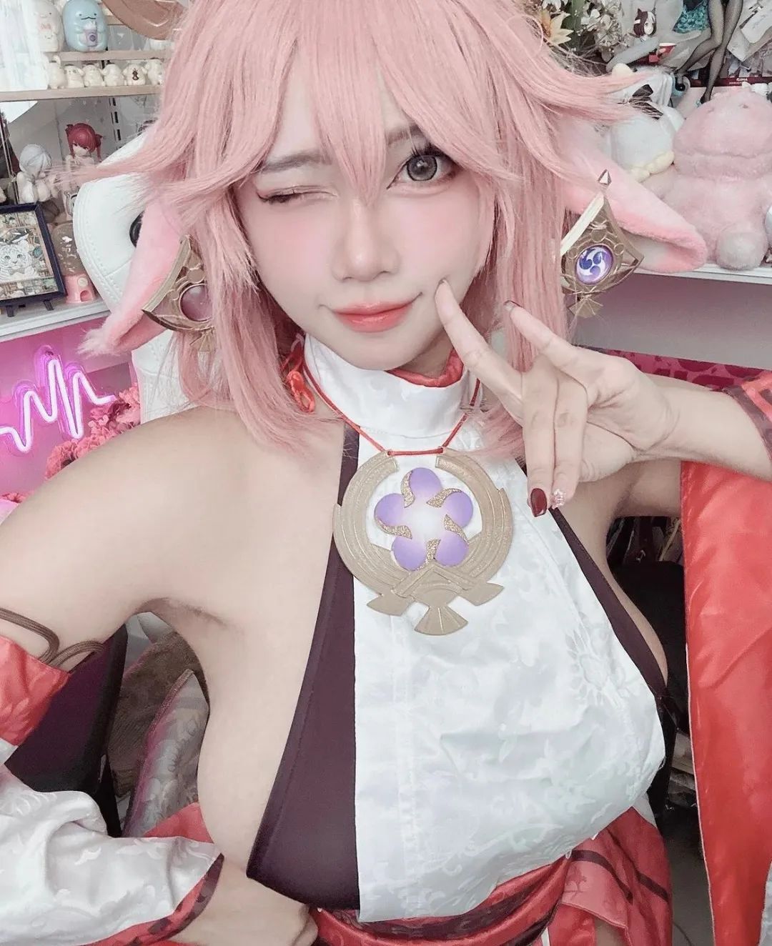 原神coc：申鹤咬衣服太顶级了！八重神子眼神迷离神秘魅惑，雷神胸口拔刀太可爱了！
