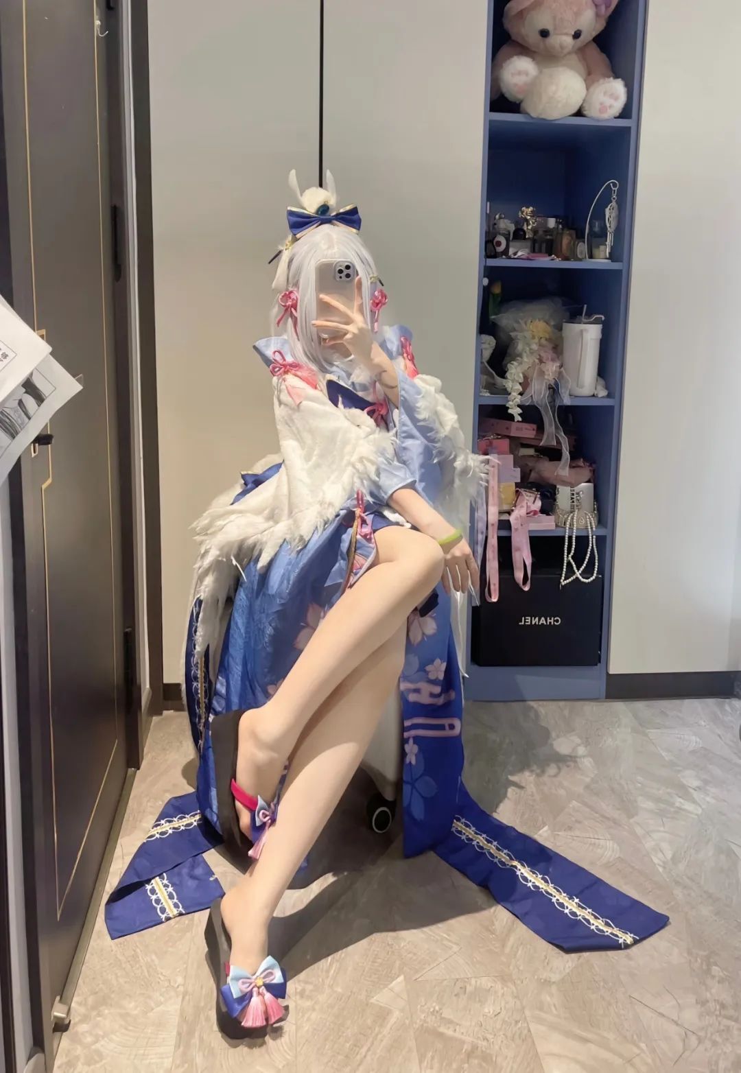 原神cos：泳装+裸足，双马尾妮露太美了！光腿申鹤，黑丝女仆装芙芙可爱爆了！