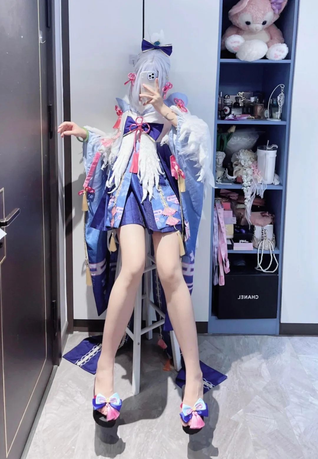 原神cos：泳装+裸足，双马尾妮露太美了！光腿申鹤，黑丝女仆装芙芙可爱爆了！