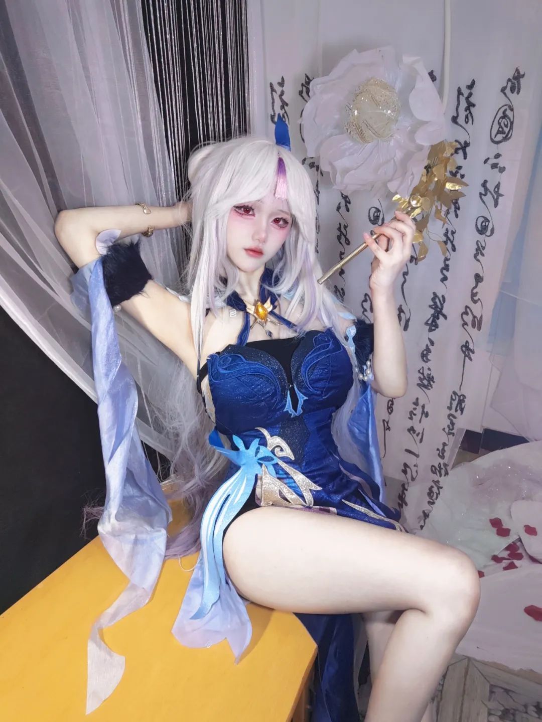 原神cos：裸足+泳装，神子姐姐太御了！妮露撩腿太吸睛！绫华抹胸连衣裙太美了！