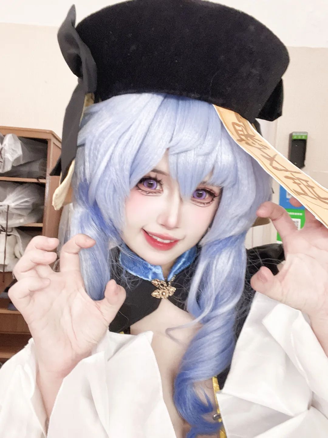 原神cos：八重神子穿婚纱真是美爆了！水中申鹤，邪魅雷神，七七终于长大了！