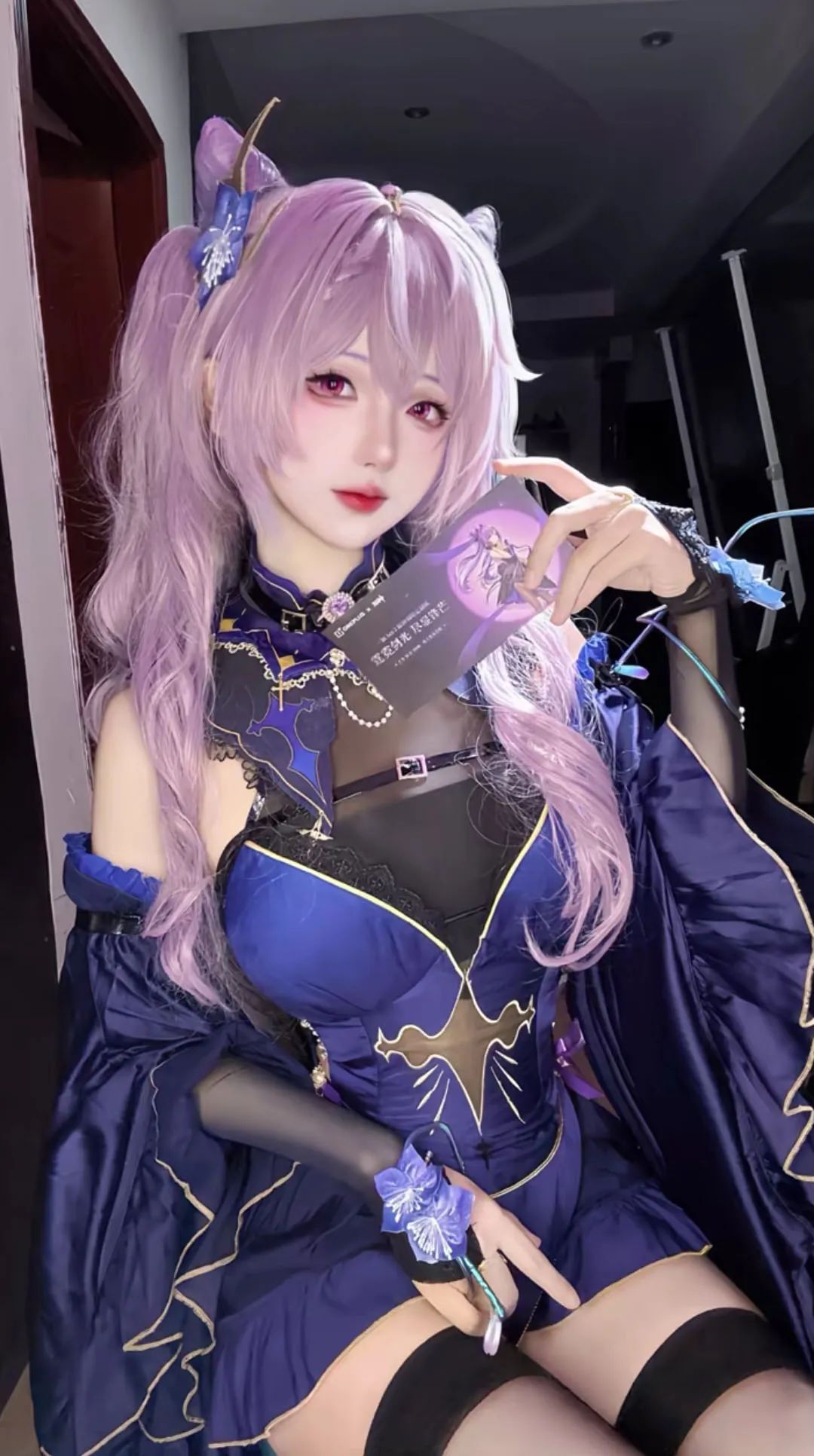 原神cos：紧身毛衣雷神太御了！女仆装胡桃巨可爱，赛车服申鹤，护士装刻晴让人狂喜！