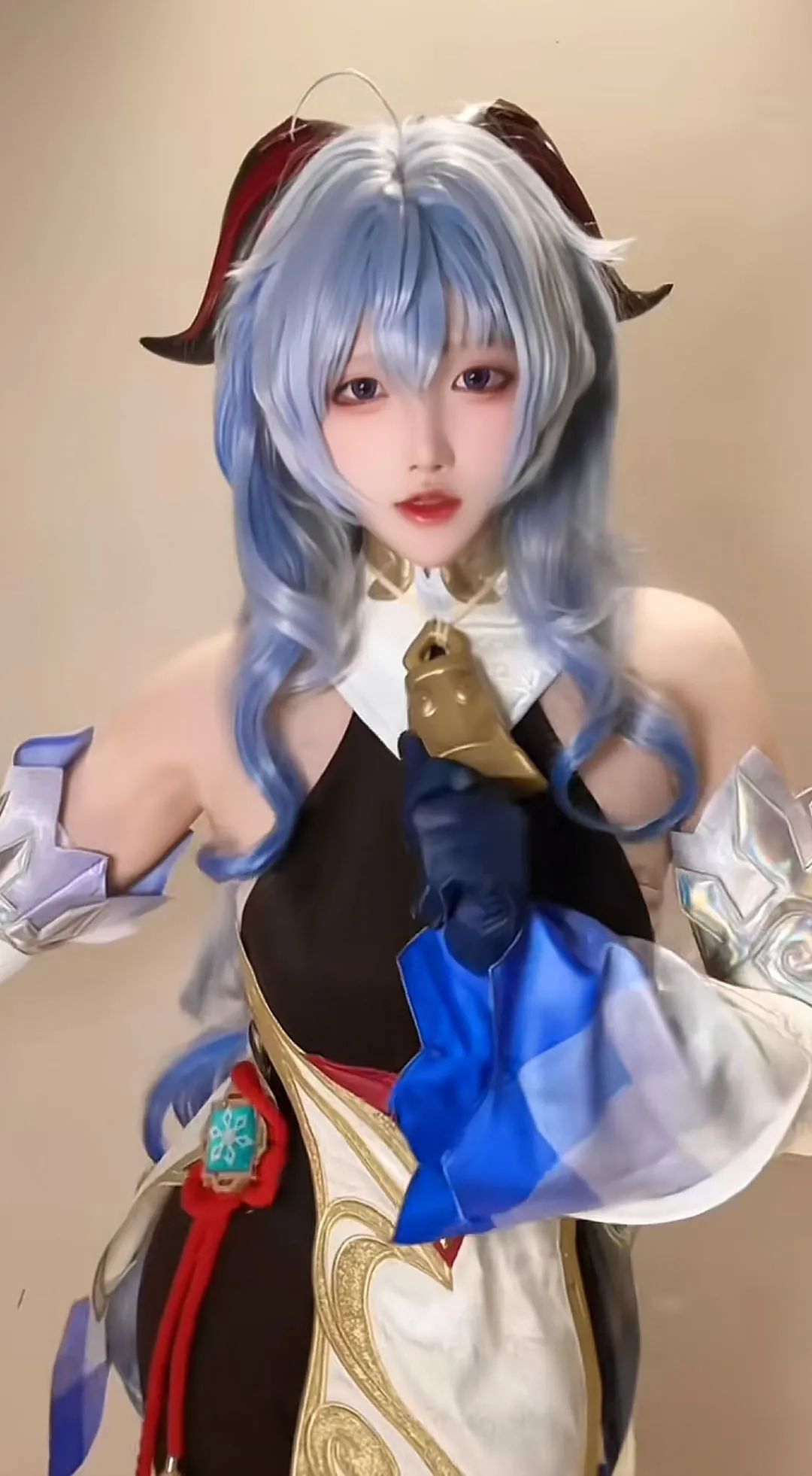 原神cos：校服宵宫太清纯了！黑丝旗袍申鹤御出新高度！女仆甘雨，刻晴笑容超甜！