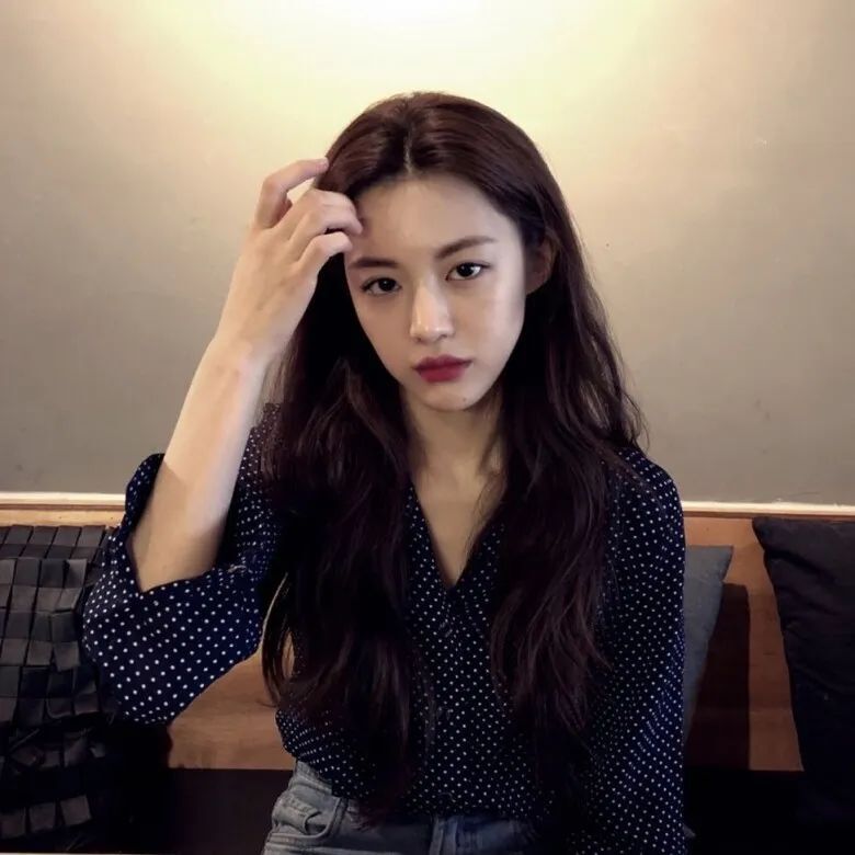 韩国模特高允贞，号称“整形模板”的小全智贤，知性少女穿搭范本