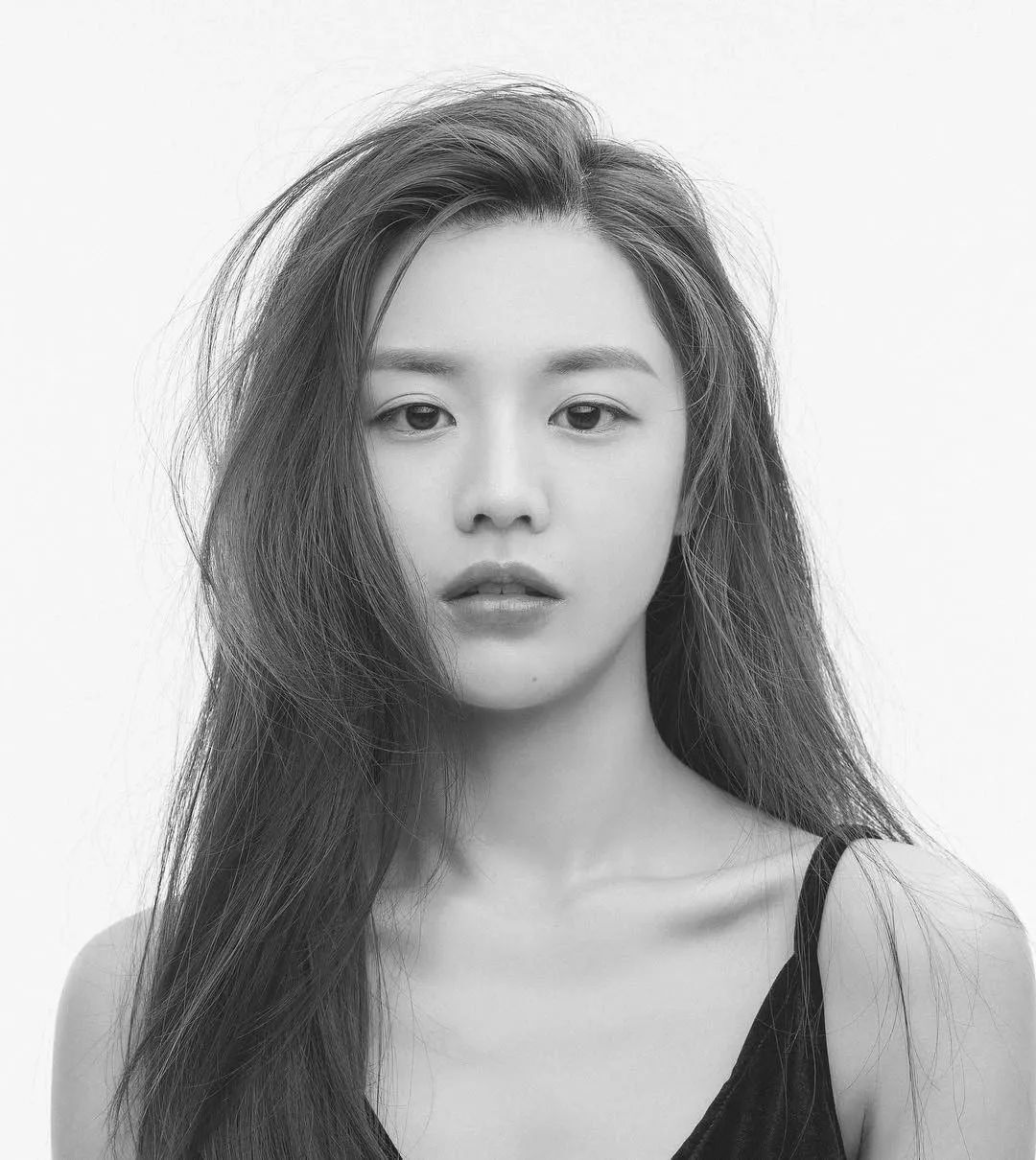 韩国模特高允贞，号称“整形模板”的小全智贤，知性少女穿搭范本