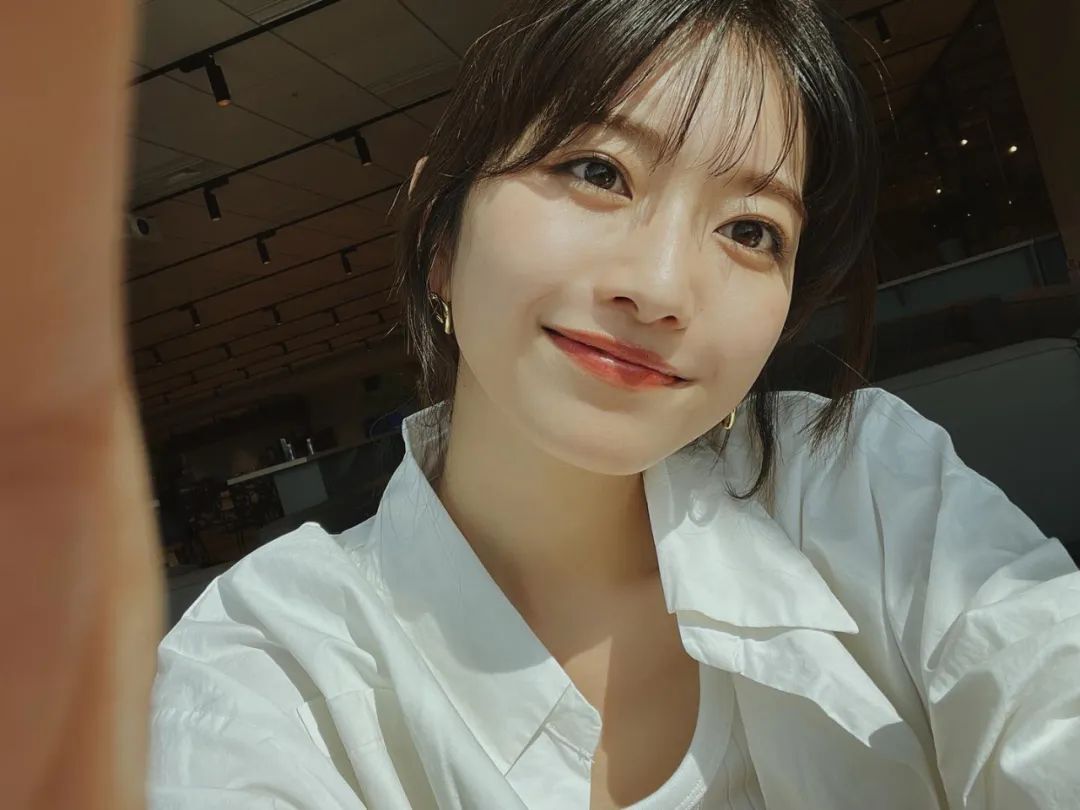 模特小室安未，日本少见的冷淡风清秀气质美女