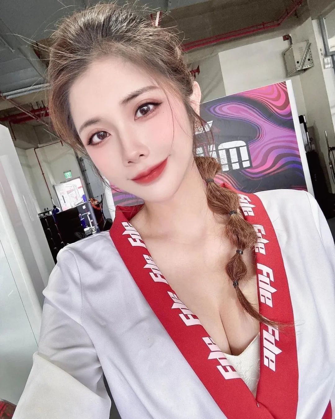 INS美女 | 台湾模特沐沐， 身材高挑气质出众，OL装性感无比