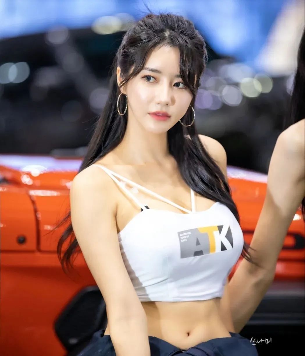 韩国赛车模特林率雅，甜美性感的气质女神