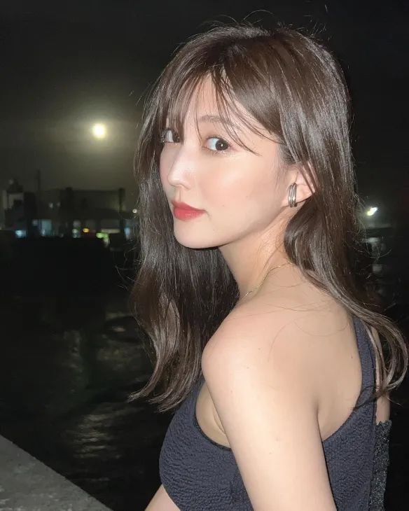 日本模特岩崎名美，号称神级美腿的高挑御姐