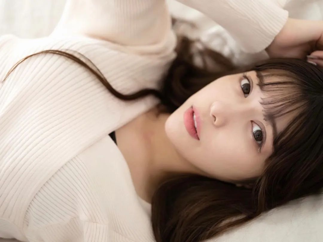 七濑奈奈| 23岁的日本赛车模特冠军 超丰满身材和逆天长腿