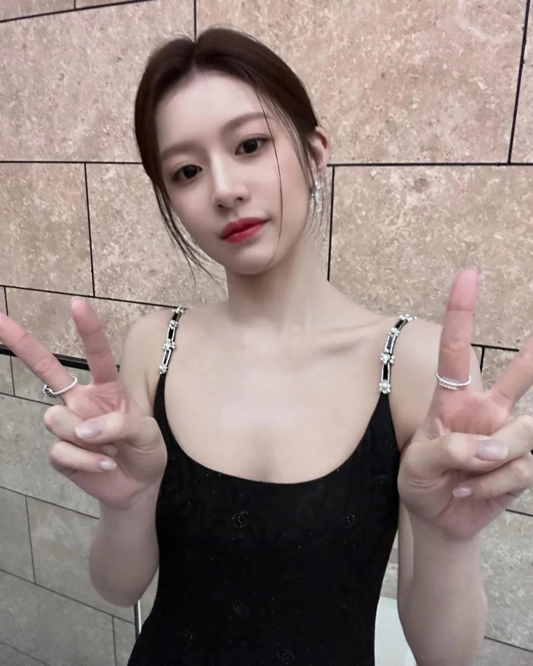 高允贞INS更新， 韩国“整形模板”的清冷系美女