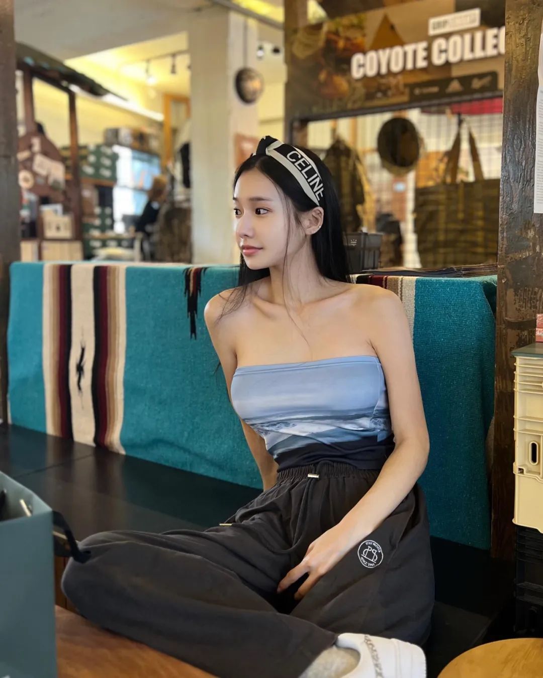 韩国模特娜娜，超白皙皮肤，风格多变的举牌女神
