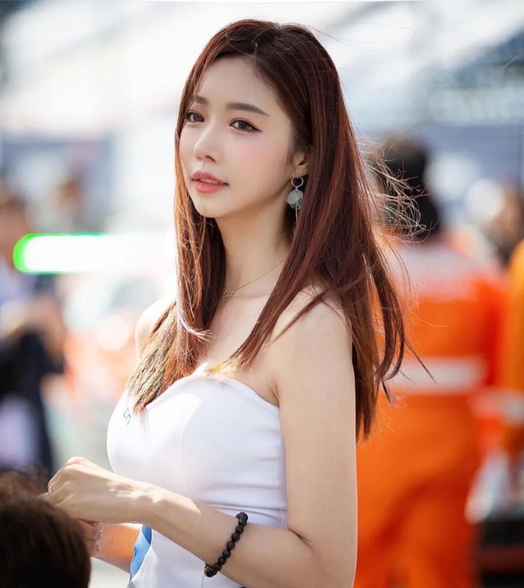 韩国性感车模柳多绵，私下却是清纯甜美型小姐姐