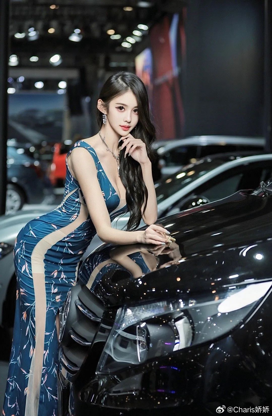 车模Charis，男人都爱的网红脸+妖娆​身材！