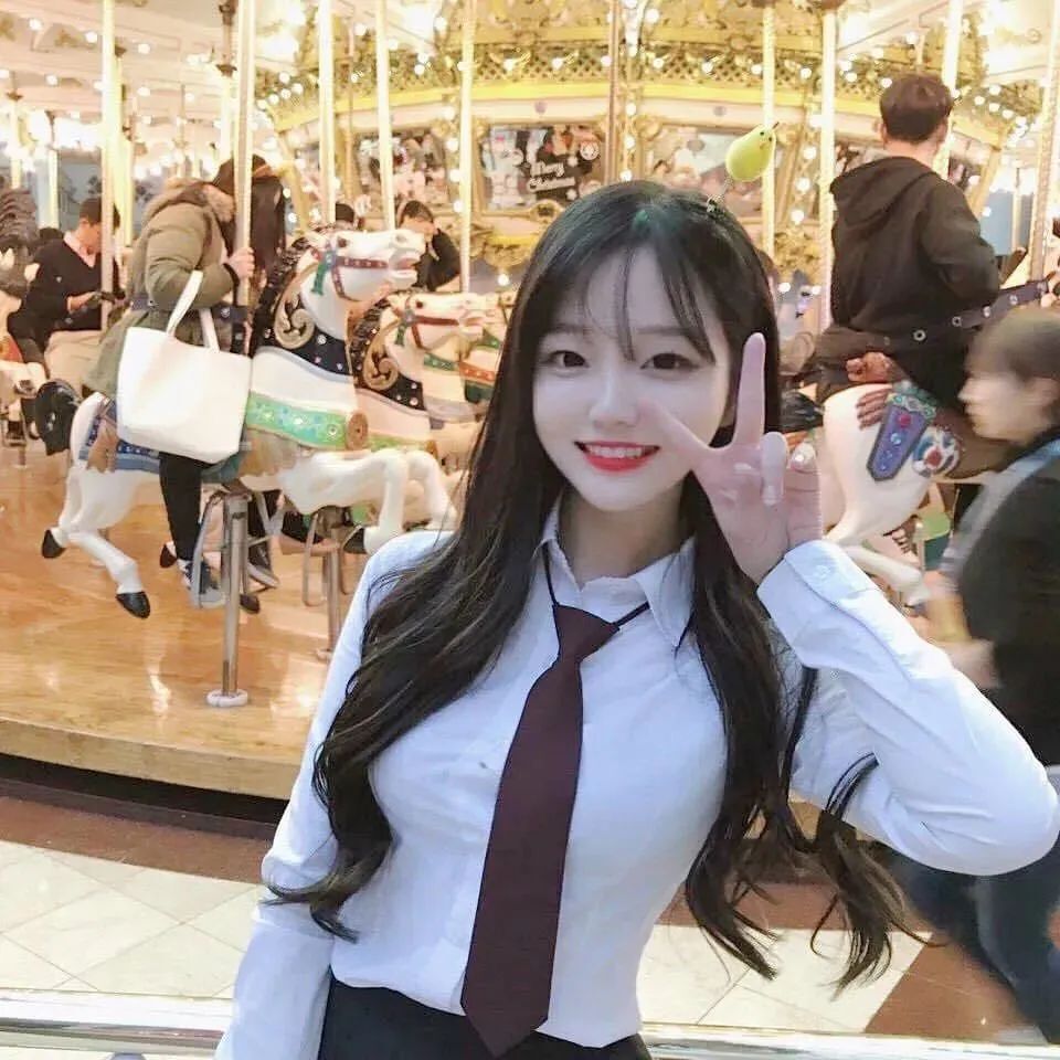 [仙女集]细看诸处好，人道柳腰身