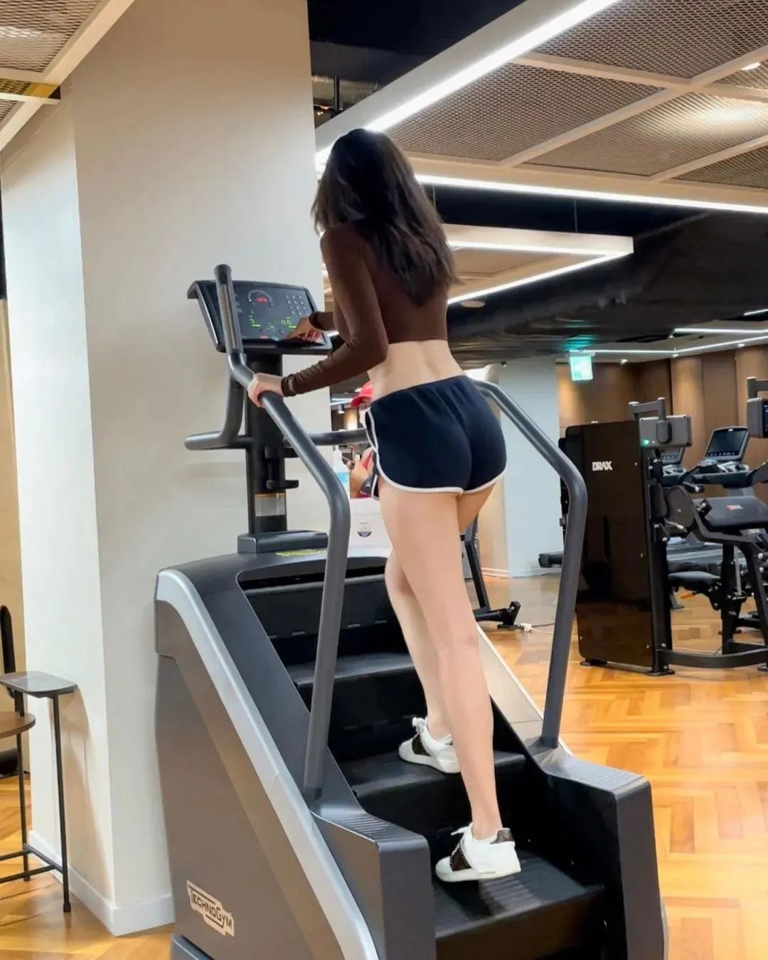 [仙女集]柳腰年纪好邵华，春盎双峰玉有芽