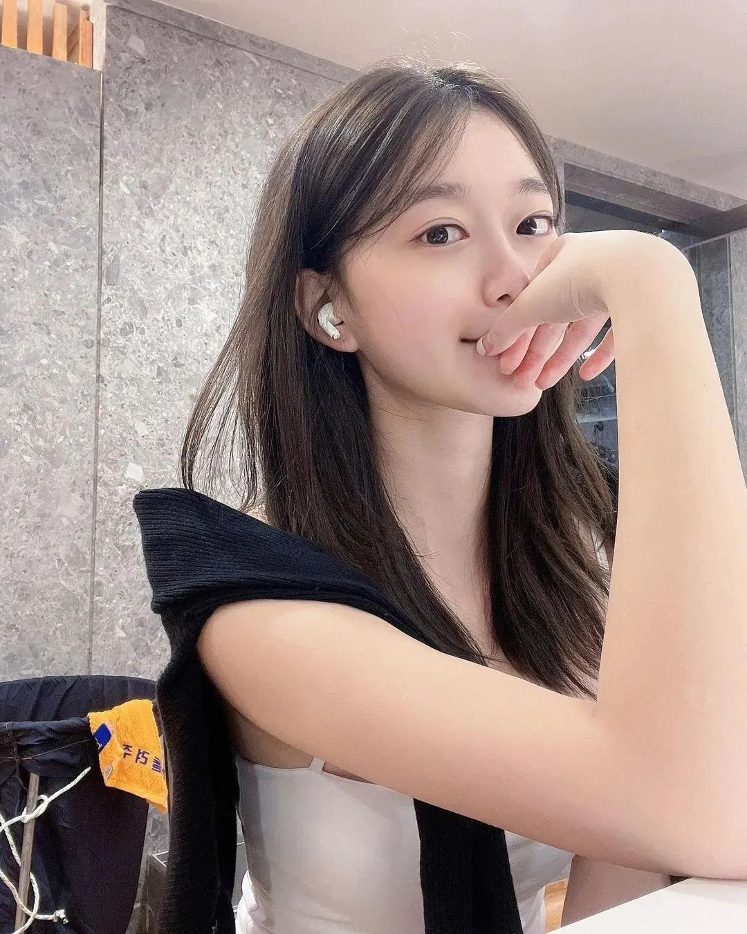 [仙女集]美女妖且闲，采桑歧路间
