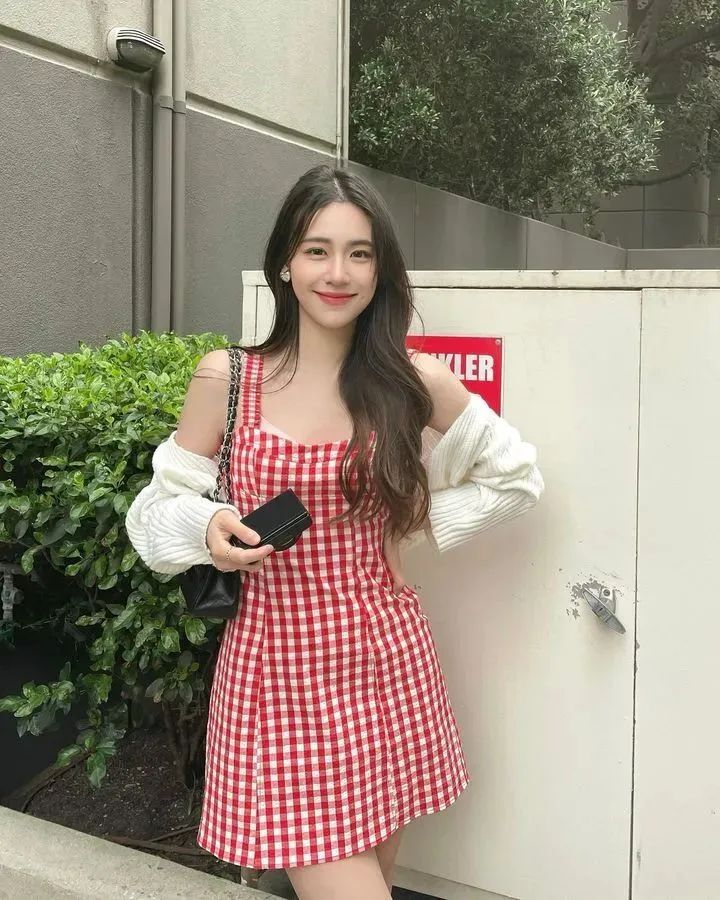 [仙女集]秀色掩今古，荷花羞玉颜